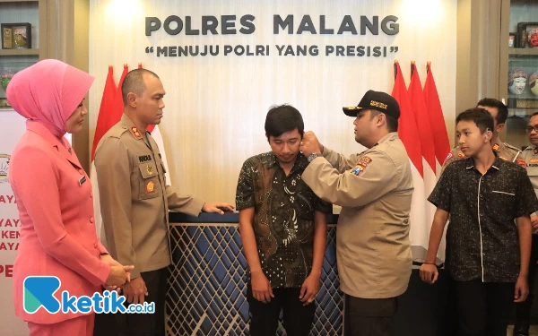 Thumbnail Berita - Peduli Penyandang Disabilitas, Kapolres Malang Beri Bantuan Alat Bantu Dengar