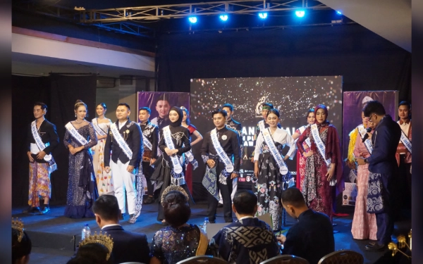 Thumbnail Unjuk kebolehan Putra Putri Batik Jabar 2025 di malam grand final. (Foto: Putra Putri Batik Jabar for Ketik.co.id)