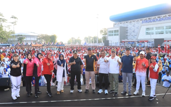 Gambar Semarak Hari Bhayangkara ke-79, Ribuan Warga Berolahraga Bersama di Stadion Kanjuruhan