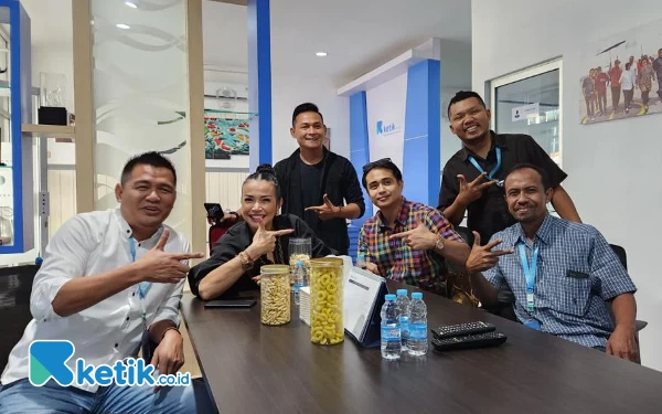 Foto Jennifer Ipel  dan Ajun Perwira  foto bareng  usai ngobrol dengan pimpinan Ketik. (Foto: Shinta Miranda/Ketik.co.id)