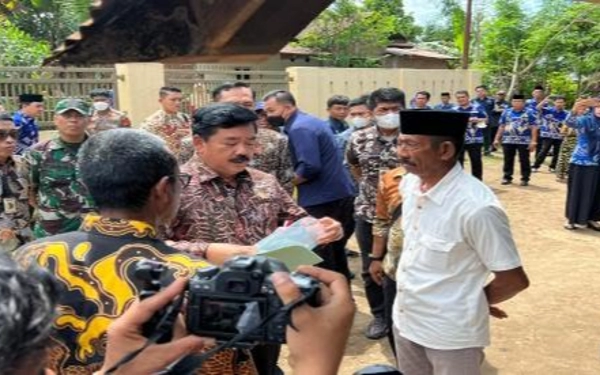 Thumbnail Berita - Kunjungi Warga Gowa, Menteri ATR/BPN Pastikan Program PTSL Tepat Sasaran