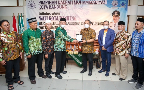 Foto Wali Kota Bandung Yana Mulyana mendapat cindera mata dari Pengurus Daerah Muhammadiyah Kota Bandung.