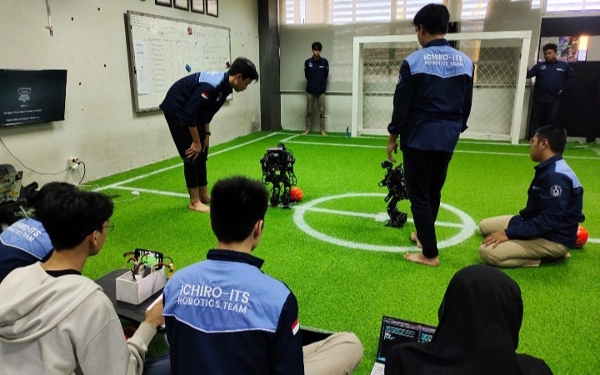 Foto Tim Robot Ichiro ITS saat berlaga di ajang KRI Wilayah II 2023 untuk kategori Kontes Robot Sepak Bola Indonesia (KRSBI) Humanoid. (Foto: Humas ITS)