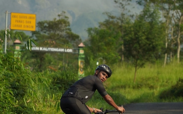 Foto Mario Aji latihan fisik dengan bersepeda di kawasan lereng Merapi, Sleman, Yogyakarta (26/1/2024) (Foto: IG Mario Aji)