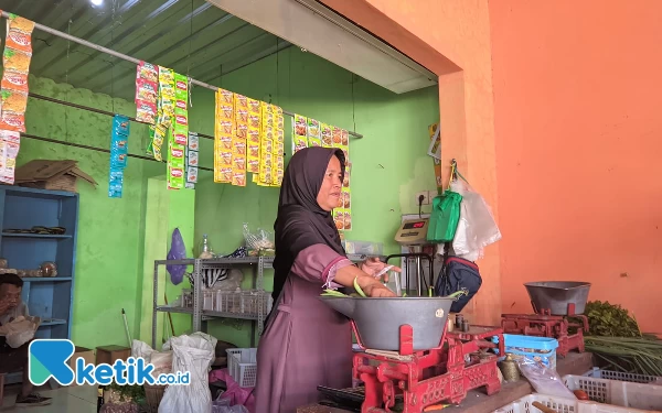 Foto Pedagang pasar tradisional Pacitan saat beraktivitas melayani pembeli.  (Foto: Al Ahmadi/Ketik.co.id)