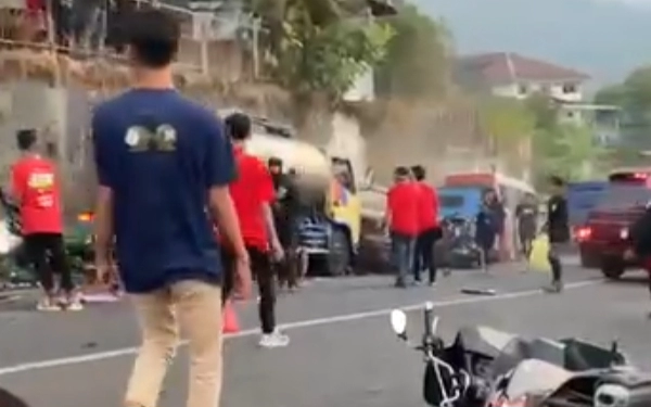 Thumbnail Rem Blong, Truk Tangki Seruduk Rombongan Karnaval di Pacet, 3 Orang Tewas