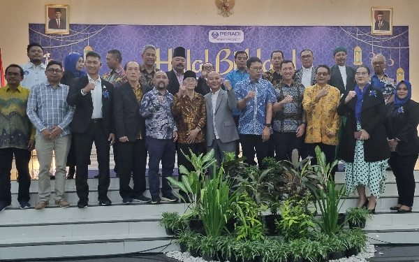 Foto Dengan penuh keakraban, sesepuh, tokoh, dan pengurus DPC Peradi Kota Yogyakarta foto bersama tamu undangan Halal Bi Halal DCP Peradi Kota Yogyakarta tahun 2024.(Foto: Fajar Rianto/Ketik.co.id)