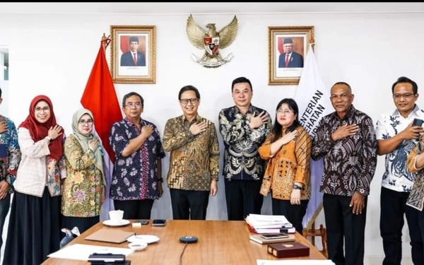 Foto Bupati Kaimana, Freddy Thie (empat dari kanan) bersama Menkes Budi Gunadi Sadikin (empat dari kiri) beserta jajaran Kadinkes dan direktur RSUD Kaimana seusai audiensi. (Humas Pemkab Kaimana)