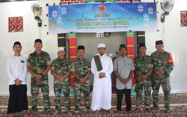 Foto Ustaz Asep Sofyan dan anggota Kodim Labuha berpose (Foto: Humas Kodim Labuha)