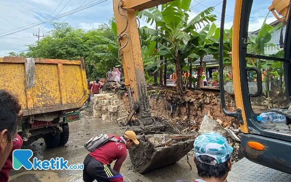 Thumbnail Berita - Hujan Deras Sejam, Sejumlah Jalan di Surabaya Tenggelam