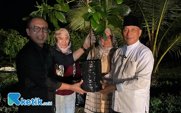 Sambang Padepokan Arum Sabil, Pimpinan Yayasan Wakaf AMJP Tanam Pohon Buah Nusantara