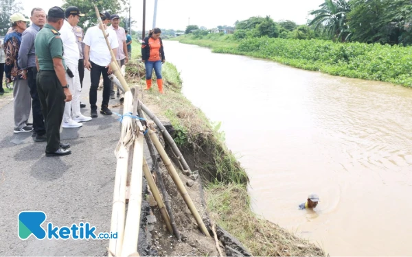 Thumbnail Berita - Di Sidoarjo, Jalan Longsor Langsung Didatangi Plt Bupati Sidoarjo Subandi