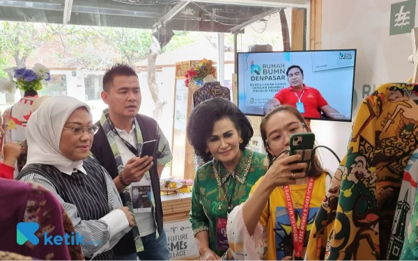 Foto Menaker RI Ida Fauziyah bersama Ketua Pembina IKAWATI ATR/BPN Nanny Hadi Tjahjanto memborong produk UMKM di G20 Indonesia. (Foto: Irwansyah/KETIK)