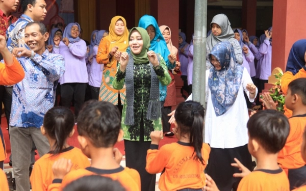 Foto Bupati Ikfina senam bersama ibu-ibu dan anak-anak. (Foto: Diskominfo Mojokerto)