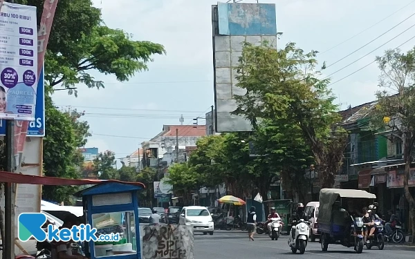 Berbahaya! Papan Reklame Rusak di Depan Pasar Kepanjen Kabupaten Malang Dibiarkan