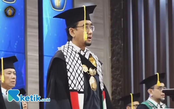 Thumbnail Rektor UB Prof Widodo Pakai Syal Palestina saat Mewisuda Mahasiswa