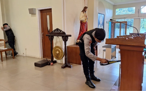 Thumbnail Berita - Amankan Misa Kenaikan Yesus Kristus, Polres Malang Sterilisasi Gereja Gunakan Metal Detektor