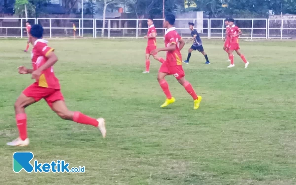 Foto Garuda Jaya (merah) saat melawan Bolang FC (hitam). (Foto : Agus Riyanto/ketik.co.id)