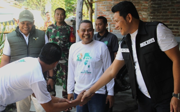 Foto Warga dan tetangga Yayuk-Tri Riedi serta anggota DPRD Sidoarjo H Rizza Ali Faizin (kiri) menyambut kedatangan H Subandi.  (Foto: Fathur Roziq/ketik.co.id)