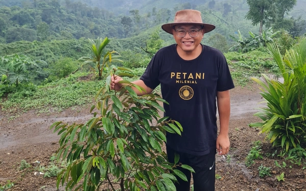 Thumbnail Berita - Mengenal Anna Luthfie, Dulu "Pendekar Indrapura", Kini 'Raja Durian'! Rahasia Suksesnya?