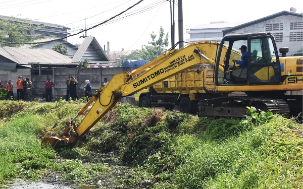 Foto Pekerja menggunakan ekskavator untuk menormalisasi Sungai Jomblong di Desa Gemurung,  Kecamatan Gedangan, Sidoarjo, pada Minggu (5/11/2023). (Foto: Dinas Kominfo Sidoarjo)