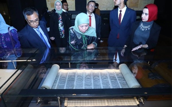Thumbnail Berita - Kunjungi Perpustakaan Bibliotheca Alexandrina, Khofifah Serahkan Buku-Buku Karya Ulama Jatim