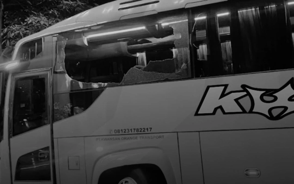 Thumbnail Berita - Aremania Diduga Serang Bus Persik Kediri dengan Batu Setelah Pertandingan Liga 1 di Kanjuruhan