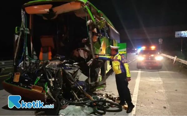 Thumbnail Berita - Bus Rombongan Study Tour SMP PGRI Malang Kecelakaan di Tol Jombang, 2 Tewas