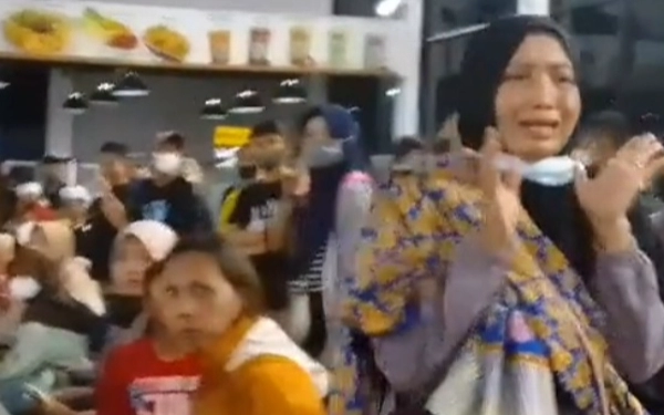 Thumbnail Ibu Asyik Main HP, Buah Hati 18 Bulan Hilang di Stasiun Pasar Turi