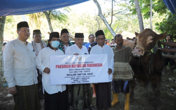 Thumbnail Berita - Diserahkan Bupati Malang, Presiden Prabowo Kurban Sapi 1 Ton di Desa Mentaraman