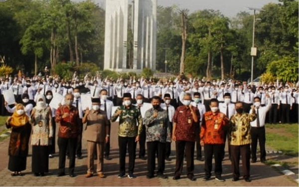 Foto Para guru menerima petikan SK pengangkatan sebagai pegawai pemerintah dengan perjanjian kerja (PPPK) pada Juni 2022 lalu. Formasi PPPK menjadi salah satu solusi bagi nasib tenaga honorer. (Foto ilustrasi:  Kominfo Sidoarjo)