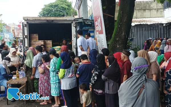 Warga Kepanjen Berdesakan Demi Beras Murah, Ada yang Antre hingga 2 Jam