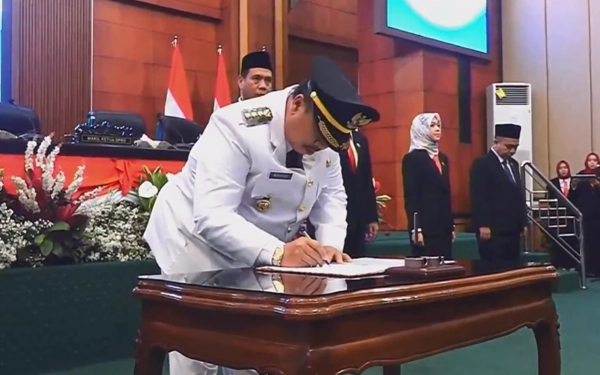 Thumbnail Acara Serah Terima Jabatan (Sertijab) dan Rapat Paripurna Bupati-Wabup Jombang digelar di Gedung DPRD Jombang, Rabu malam, 5 Maret 2025. (Foto: Jombangkab)