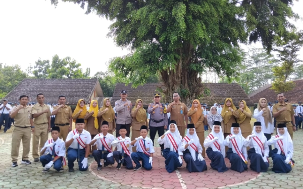 Thumbnail Berita - Upacara Bendera Sarat Makna: Kapolsek Sampaikan Pesan Penting bagi Pelajar SMPN 1 Curahdami Bondowoso