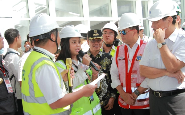 Foto Bupati Bandung Dadang Supriatna (tengah) saat mendampingi Menko Marves Luhut Binsar Pandjaitan dalam kunjungan kerjanya ke Stasiun KCIC Tegalluar, Kamis (22/6/23).(Foto: Iwa/Ketik.co.id)