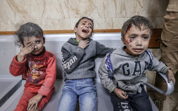 Thumbnail Tiga anak-anak Palestina yang terluka mengantri perawatan medis yang kewalahan di di Al-Aqsa Martyrs Hospital, Deir El-Balah (4/12/2023) (Foto: Ali Jadallah/Anadolu/Aljazeera.com)