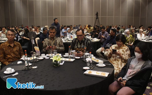 Foto Dari kiri; Dr. Sri Bimo Pratomo, ST,
Budi Setiawan, ST, MM, Andi Rizaldi, ST, MM, Sukarmini S.Kom (kanan). (Foto: Sumarno/Ketik.co.id)