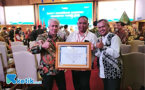 Foto Plt Kepala Dinas Perpustakaan dan Kearsipan Kabupaten Sleman
Abu Bakar (paling kiri) foto bersama Bupati Sleman Harda Kiswaya. (Foto: Dok Abu  for Ketik.co.id)
