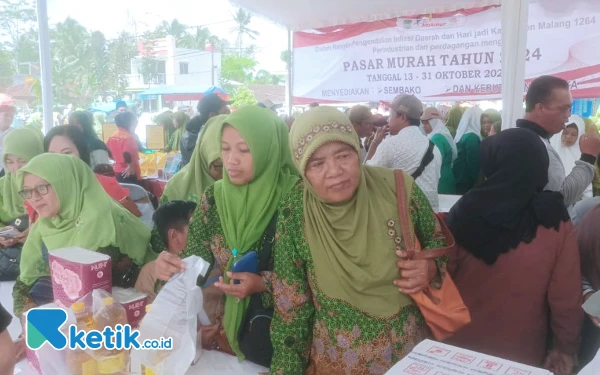 Ibu-Ibu Muslimat Serbu Pasar Murah Disperindag Kabupaten Malang, Sembako Ludes Terjual