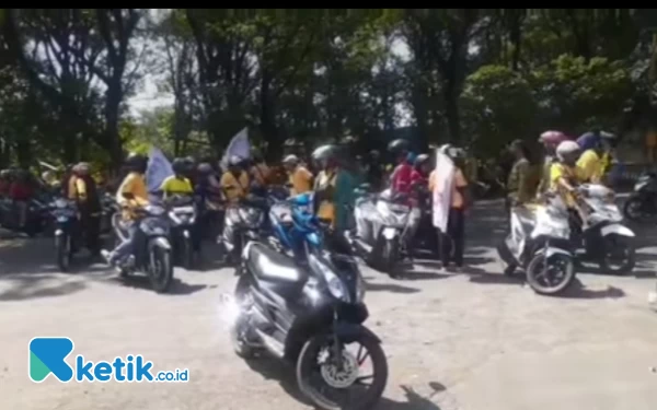 Foto Massa menutup jalan Pantura mengakibatkan jalan Bangil - Pasuruan macet, Kamis (8/6/2023). (Foto: A. Zainurrifan/Ketik.co.id)