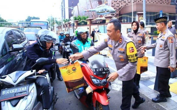 Momen Langka! 4 Jenderal Polisi Turun Jalan Bagikan Takjil ke Pengendara Motor