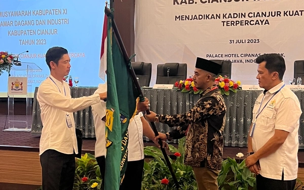 Foto H. Faeruzillah menerima bendera organisasi untuk  memimpin Kamar Dagang Indonesia (Kadin) Kabupaten Cianjur. (Foto: Kadin Cianjur)