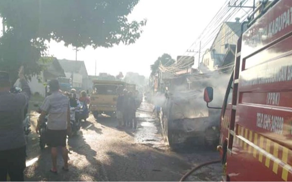 Thumbnail Berita - Mobil Daihatsu Zebra Terbakar di Kabupaten Malang, Dua Orang Luka Serius