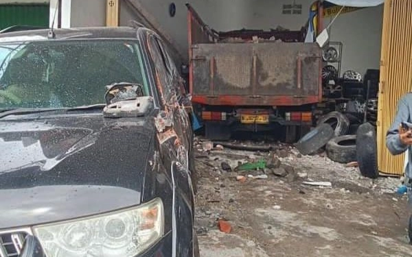 Kecelakaan Beruntun di Kabupaten Malang, Truk Tabrak 5 Kendaraan dan Bengkel Ban