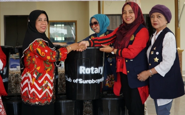 Rotary Club Surabaya Kaliasin Berikan Bantuan Masyarakat Pesisir