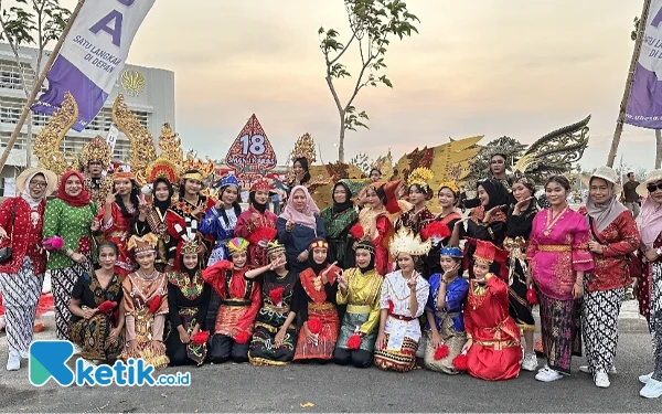 Thumbnail Meriah, Pawai Budaya HUT ke-79 RI di Kampus V Unesa Magetan