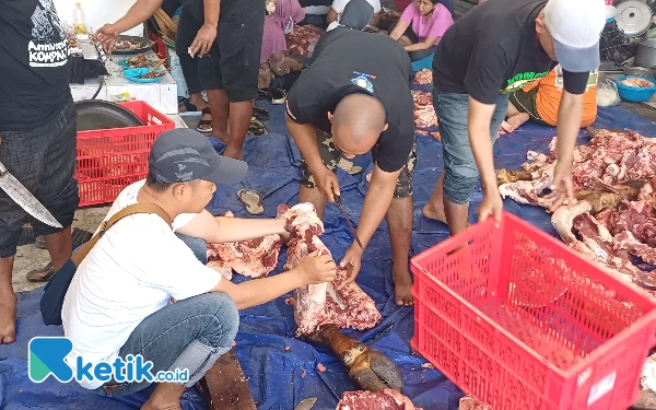 Berikan Dampak Positif pada Masyarakat, KOMPAK Bagikan Ratusan Bungkus Daging Kurban