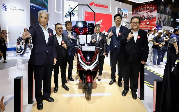 Thumbnail Berita - Kecanggihan Honda PCX 160 RoadSync Mejeng di IIMS 2025