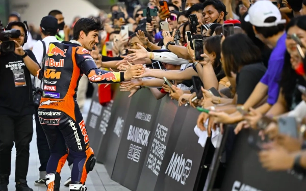 Thumbnail Selain berparade menggunanakan motor, rider-rider MotoGP juga berjalan menuju panggung utama sambil menyapa para penggemar. Tampak pembalap Red Bull KTM Tech 3 Maverick Vinales menyapa fans saat menuju panggung utama.  (Foto: motogp.com)