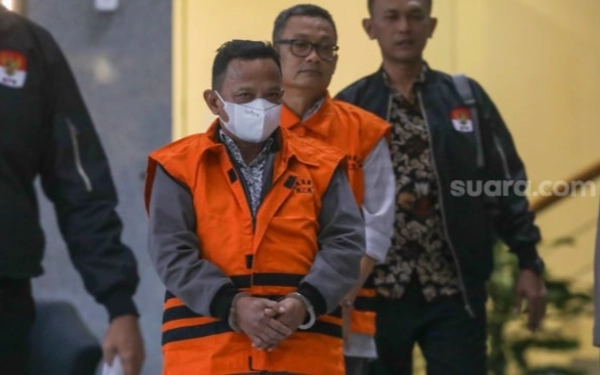 Thumbnail Berita - KPK Tahan Bupati Situbondo Karna Suswandi, Tersangka Korupsi Dana Pemulihan Ekonomi Nasional